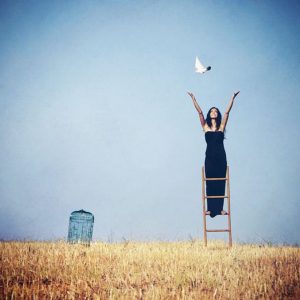 Πώς ελευθερώνομαι από ότι με κρατάει πίσω στη ζωή μου